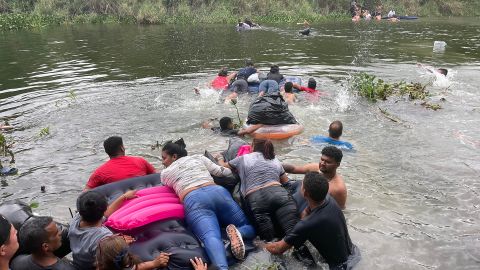 Ahora los migrantes usan hasta seis camas inflables para pasar grupos de cuatro o menos personas