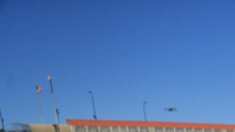 Migrantes escenifican viacrucis y piden justicia por muerte de 40 en incendio.