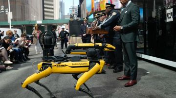 El alcalde Eric Adams presentando los perros robots en Times Square.