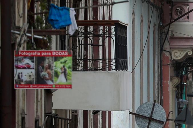 Decenas de personas caminan por el centro de La Habana.