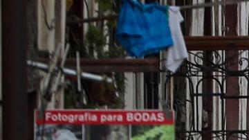 Decenas de personas caminan por el centro de La Habana.