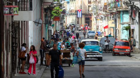 Decenas de personas caminan por el centro de La Habana.