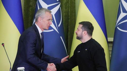 El secretario de la OTAN, Jens Stoltenberg se reúne con el presidente de Ucrania, Volodirmir Zelesnki en Kiev.