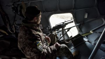 Tropas ucranianas sobrevolando en un helicóptero MI-8 en el Este de Ucrania.