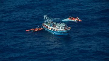 El barco de MSF rescata a 440 migrantes en peligro en el Mediterráneo central.