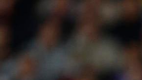 El delantero brasileño del Real Madrid Rodrygo cae ante la falta del lateral del Chelsea Ben Chilwell