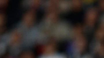 El delantero brasileño del Real Madrid Rodrygo cae ante la falta del lateral del Chelsea Ben Chilwell