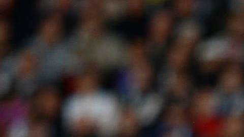 El delantero brasileño del Real Madrid Rodrygo cae ante la falta del lateral del Chelsea Ben Chilwell
