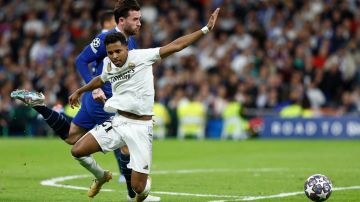 El delantero brasileño del Real Madrid Rodrygo cae ante la falta del lateral del Chelsea Ben Chilwell