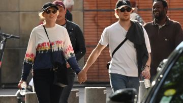 Taylor Swift y Joe Alwyn durante un paseo en París en 2019.
