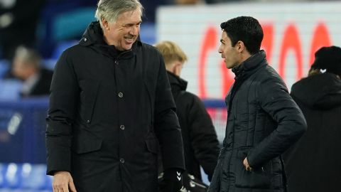 Carlo Ancelotti (I) conversa con Mikel Arteta (D).