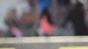 Carlo Ancelotti (I), entrenador del Real Madrid, se saluda con Xavi Hernández (D) del Barcelona.