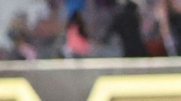 Carlo Ancelotti (I), entrenador del Real Madrid, se saluda con Xavi Hernández (D) del Barcelona.