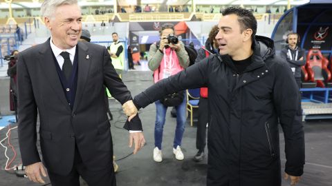 Carlo Ancelotti (I), entrenador del Real Madrid, se saluda con Xavi Hernández (D) del Barcelona.