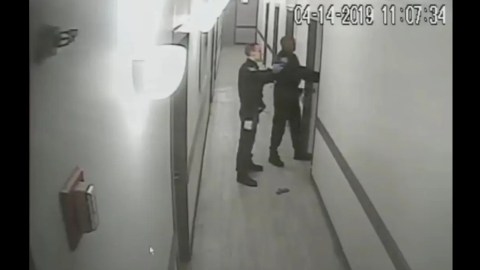 Los dos oficiales fueron absueltos de delitos penales por la Oficina del Fiscal de Distrito del Bronx.