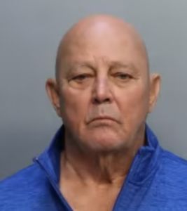 Hispano de 77 años enfrenta cargos en Florida por tocar parte íntima a niña que se estaba quedando en su casa