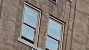 Inmigrantes nuevos, albergados en el Hotel Row, denunciaron la confiscación de sus motos por no tener licencias y estacionar en espacios prohibidos