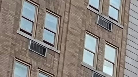 Inmigrantes nuevos, albergados en el Hotel Row, denunciaron la confiscación de sus motos por no tener licencias y estacionar en espacios prohibidos