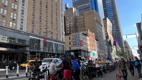 Inmigrantes nuevos, albergados en el Hotel Row, denunciaron la confiscación de sus motos por no tener licencias y estacionar en espacios prohibidos