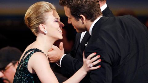 Scarlett Johansson y Ryan Reynolds en los Premios Tony de 2010.