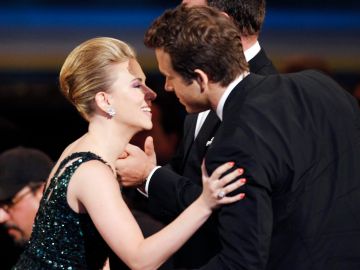 Scarlett Johansson y Ryan Reynolds en los Premios Tony de 2010.