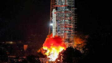 Cohete portador Long March 3B que transporta la sonda lunar robótica china Chang'e-4.