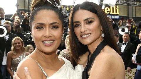 Salma Hayek junto a su amiga Penélope Cruz.