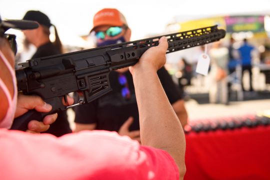 Estado de Washington prohíbe la venta de 'armas de asalto', incluido el AR-15