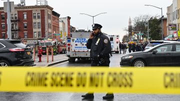 El NYPD dijo que el tirador huyó del sitio a pie vistiendo ropa de color oscuro y una gorra azul.