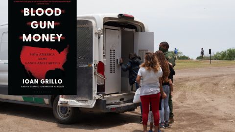 Muchos de los inmigrantes que llegan a la frontera huyen de la violencia causada también por el tráfico de armas.