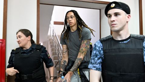 Brittney Griner (M) estuvo 10 meses detenida en Rusia.