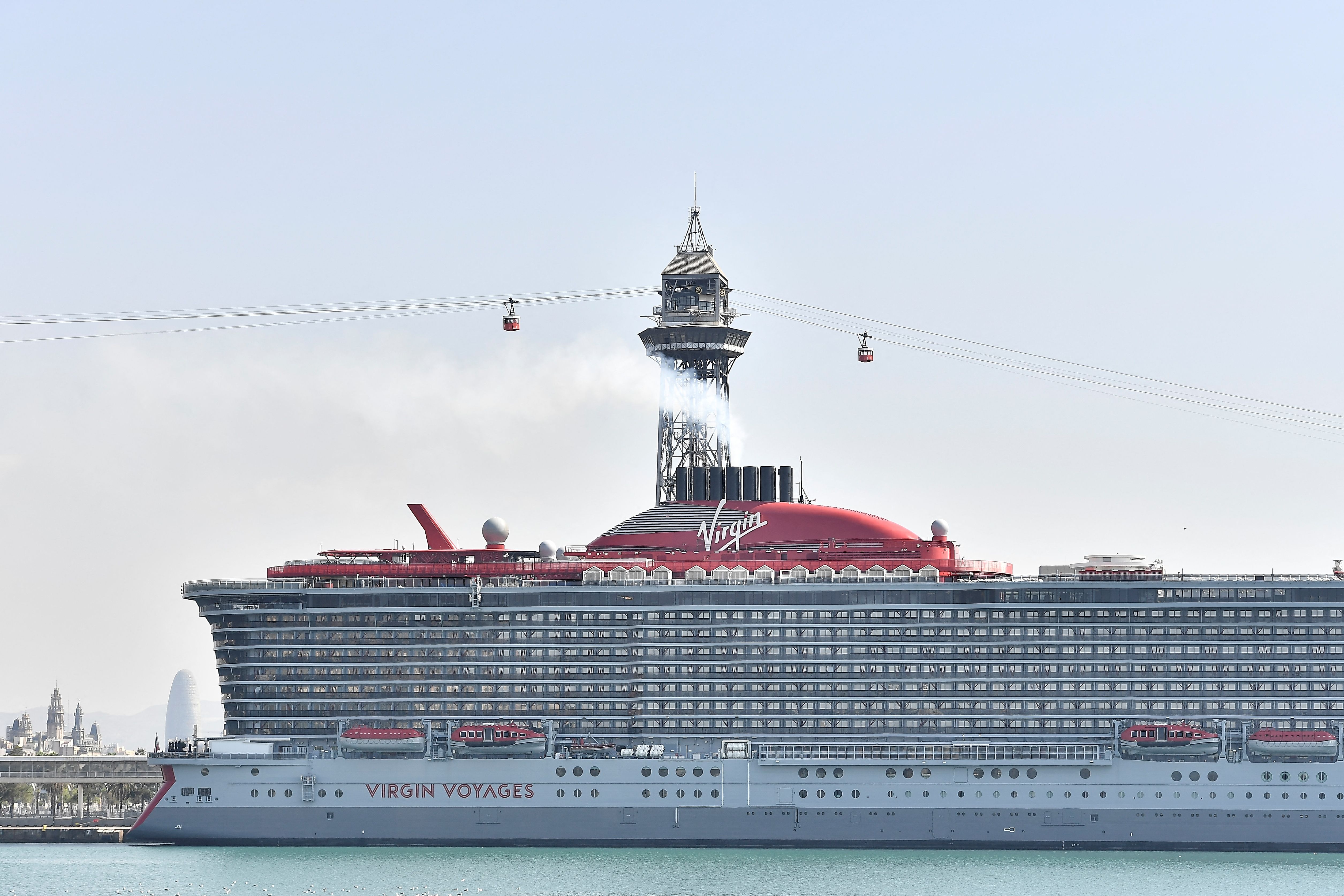 Pasajero muere al caer desde el balcón de un crucero de Virgin Voyages y aterrizar en una cubierta inferior