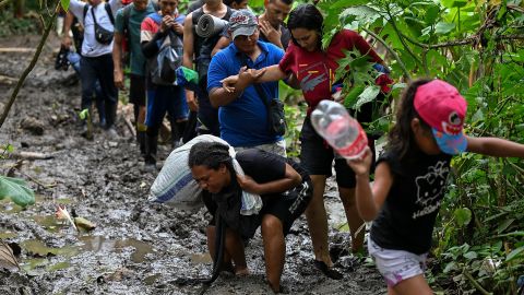 De los que atravesaron la selva del Darién en marzo, 30,929 eran adultos y 7,170 menores.