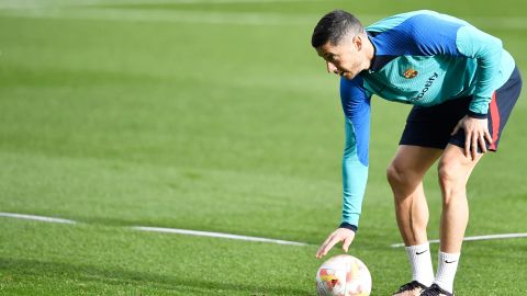 Robert Lewandowski en entrenamiento con el Barcelona.