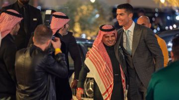 Cristiano Ronaldo junto al presidente del Al-Nassr, Musalli Al-Muammar.
