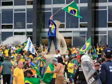 TOPSHOT-BRAZIL-POLITICS-BOLSONARO-SUPPORTERS-DEMONSTRATION