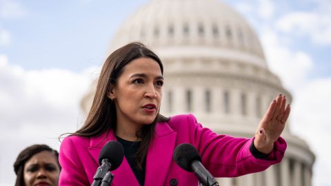 AOC dijo que DeSantis no ha demostrado que sea más "racional" que Trump.