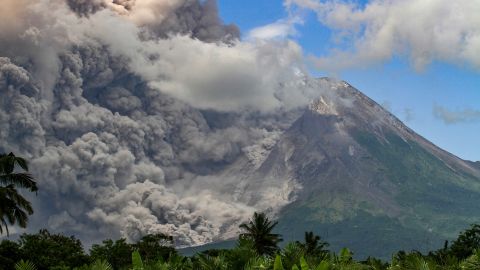 El volcán ruso Shiveluch cubrió varios asentamientos.