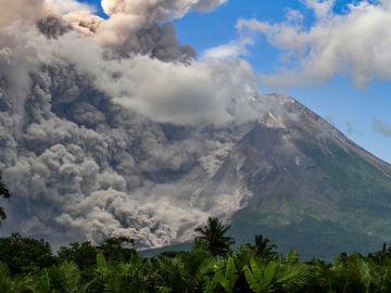 El volcán ruso Shiveluch cubrió varios asentamientos.