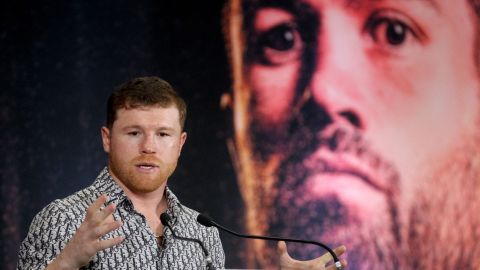 Canelo Álvarez durante una rueda de prensa.