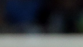 Messi dejó entrar en su vivienda al aficionado y le firmó varios artículos personales.