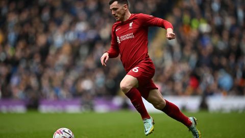 Andy Robertson fue atacado por un árbitro.