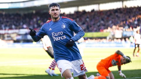 Santiago Giménez durante un encuentro ante Sparta Rotterdam.