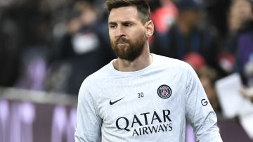 Messi es pitado por la afición del PSG durante el calentamiento previo al encuentro ante Lyon.