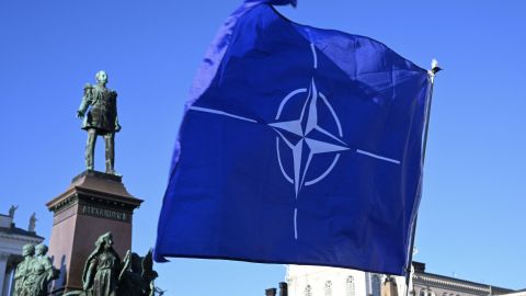 bandera de la OTAN en la Plaza del Senado en Helsinki, Finlandia,