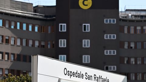 El Hospital San Raffaele en Milán, donde el ex primer ministro italiano Silvio Berlusconi ingresó en cuidados intensivos.