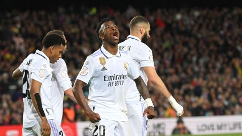 Vinícius Jr. celebra su gol frente a la grada del Camp Nou.