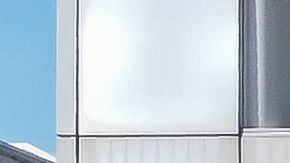 La imagen muestra la entrada del banco donde se realizó el tiroteo.