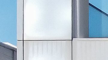 La imagen muestra la entrada del banco donde se realizó el tiroteo.