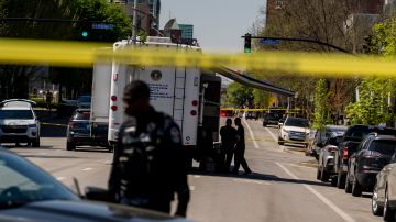 La cinta policial rodea el Old National Bank después de que un hombre armado abrió fuego el 10 de abril de 2023 en Louisville, Kentucky.